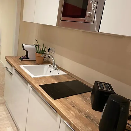 Urban Oasis, Home-triest Com ترييستي